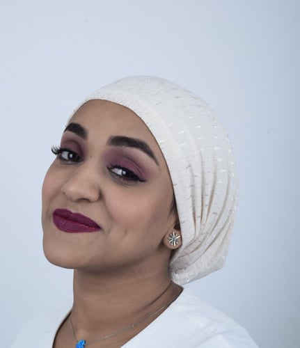 توربان بحامل شعر من بلاك وينج: الأناقة العملية لكل...