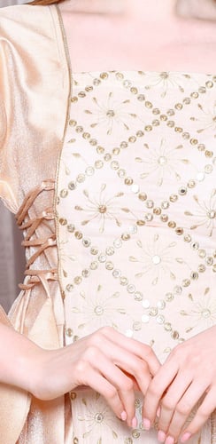 جلابية عصرية بتطريز كمبيوتر وأناقة مختلفة