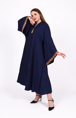 جلابية كحلي بخطوط طولية وكلفة على الكم من بلاك وين...