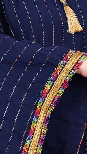 جلابية كحلي بخطوط طولية وكلفة على الكم من بلاك وين...