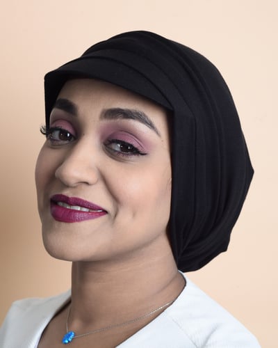 كاب بحامل شعر من بلاك وينج: لأن الأناقة تبدأ بالتف...