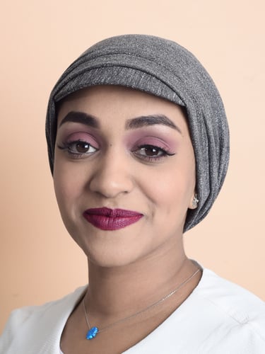 كاب بحامل شعر من بلاك وينج - قطعة فنية تروي إبداعك...