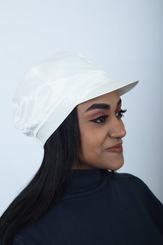 كاب كاجوال ساتان من بلاك وينج: أناقة عصرية بلمسة ف...