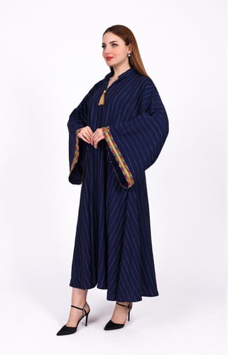 جلابية كحلي بخطوط طولية وكلفة على الكم من بلاك وين...