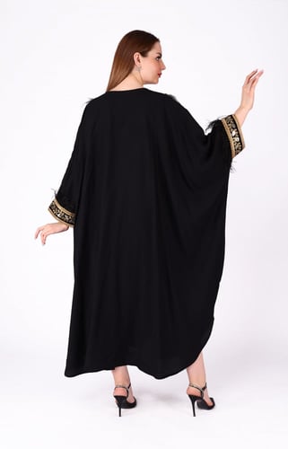 جلابية بتصميم وسيع وعصري