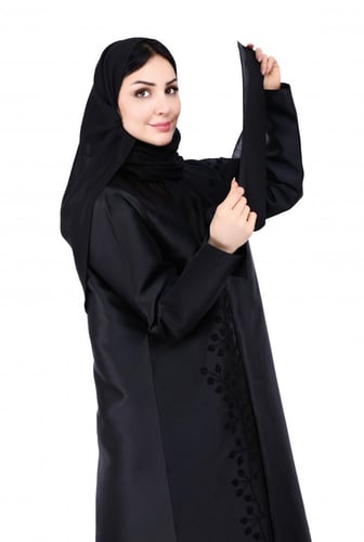 طرحة الكتّان من بلاك وينج – الأناقة الطبيعية والتم...