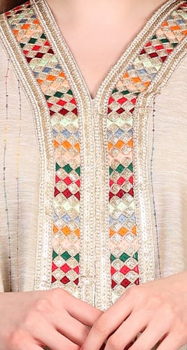 جلابية أنيقة بتصميم ناعم