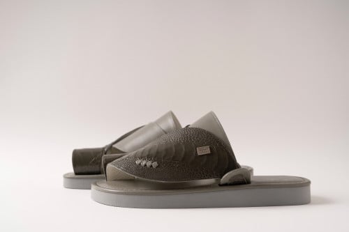 حذاء من جلد ساق النعام الرمادي وجلد الماعز الرمادي