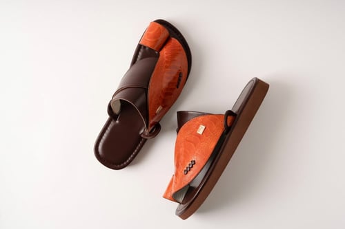 حذاء من جلد ساق النعام الجملي وجلد الماعز البني