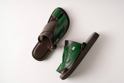 حذاء من جلد ساق النعام الأخضر وجلد الماعز البني