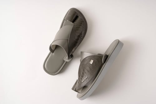 حذاء من جلد ساق النعام الرمادي وجلد الماعز الرمادي