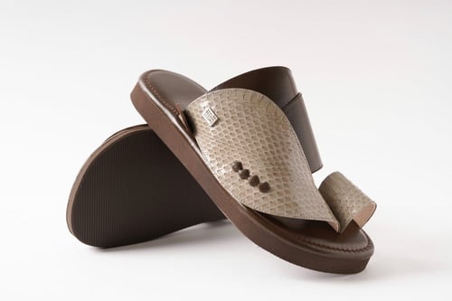 حذاء من جلد الثعبان الرمادي وجلد الماعز