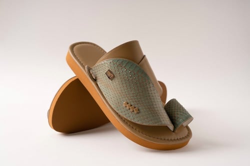 حذاء من جلد الثعبان العشبي وجلد الماعز البيج الغام...