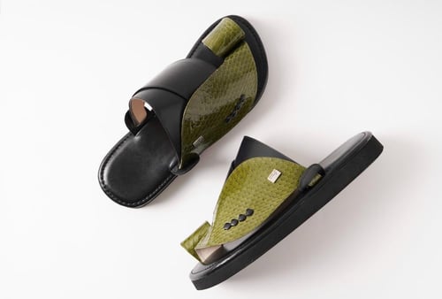 حذاء من جلد الثعبان الزيتوني وجلد الماعز الأسود