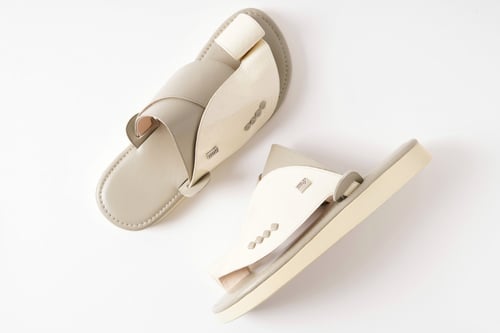 حذاء من جلد الثعبان البيج و جلد الماعز الرمادي