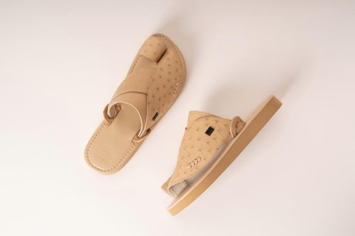 حذاء من جلد النعام البيج وجلد الماعز البيج الفاتح