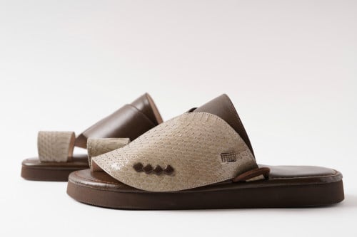 حذاء من جلد الثعبان الرمادي وجلد الماعز