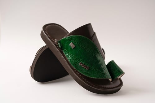 حذاء من جلد ساق النعام الأخضر وجلد الماعز البني