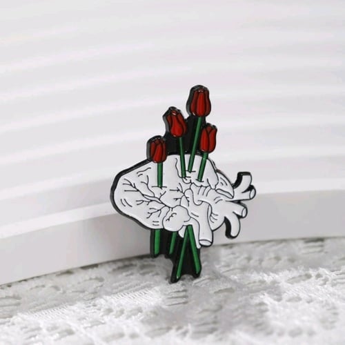 دبوس بشكل قلب