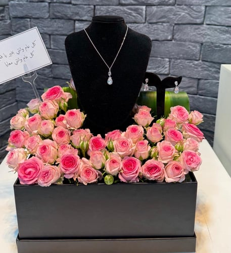 تنسيق ورد طبيعي جذاب مع طقم نسائي مميز يتكون من (...