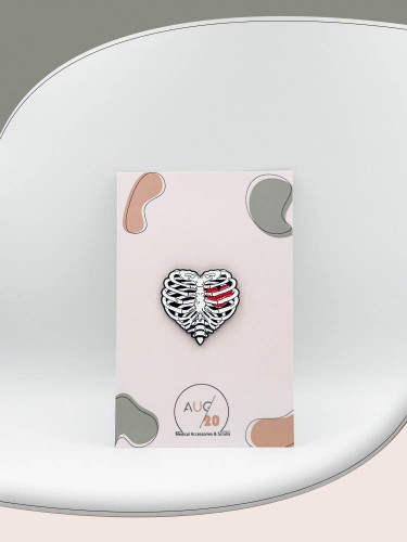 بروش قفص صدري على شكل قلب