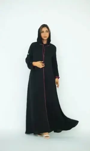 عباية سوداء فاخرة من قماش الإنترنت والحرير العنابي الدافئ