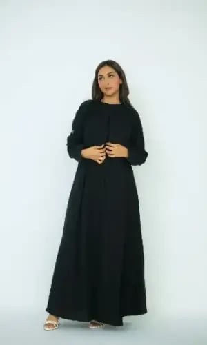 عباية كتان فاخرة بكسرات جانبية مثلثة – إطلالة رسمية لا تُنسى