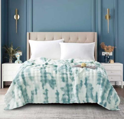 Light velvet blanket for two people 230x200 green