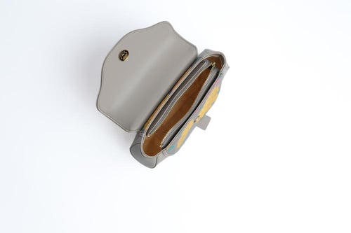 شنطة يد صغيرة فضية حرير وجلد طبيعي