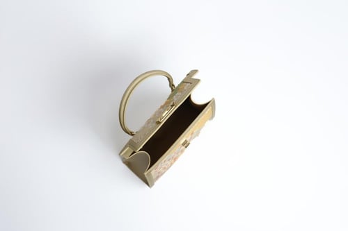 شنطة يد أنيقة متوسطة ذهبية حرير وجلد طبيعي