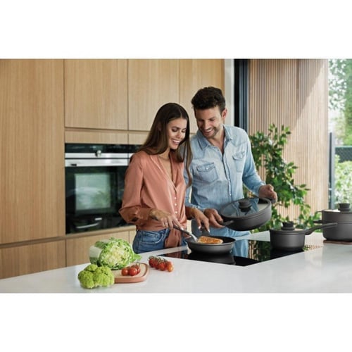 قدر غير لاصق بغطاء مقاس 18 – مجموعة ليو ستون بلس