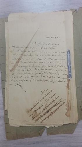 وثيقة ورقية قديمة مكتوبة بخط اليد بالمداد الأسود ع...