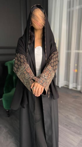 عباية بأكمام منقوشة