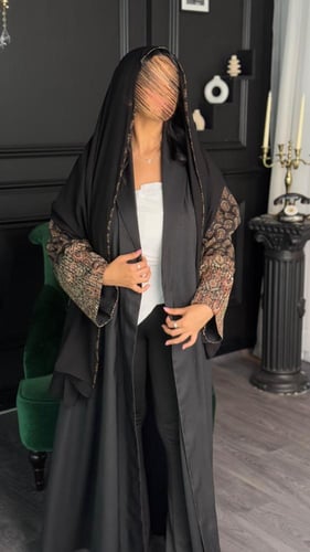 عباية بأكمام منقوشة