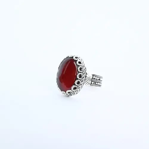 Yemeni agate ring, kidney-shaped, with queen's craftsmanship