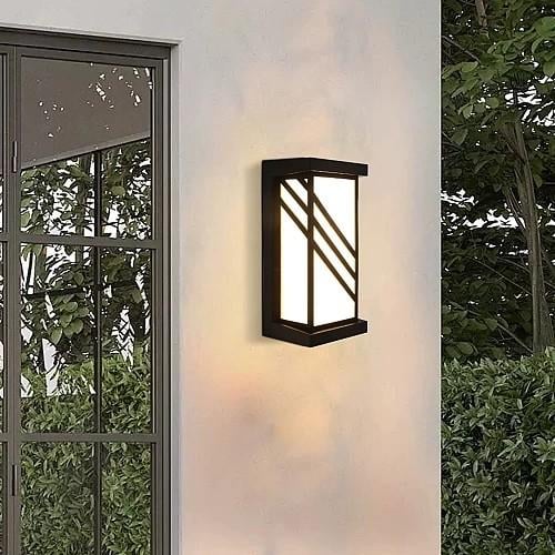 فانوس كشاف خارجي بتصميم عصري أسود مع إضاءة دافئة