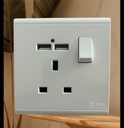 فيش مع مدخل شاحن جوال USB مدخلين 7*7 هاي ماكس