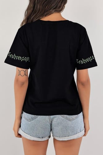 تيشيرت أسود مطرز