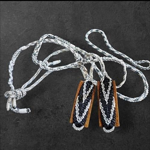 سبوق مع مربط مقلم ابيض رصاصي