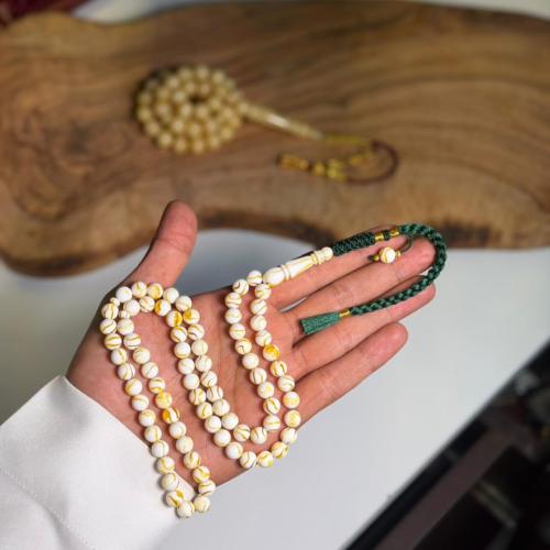 مسباح مستكة وميدالية شبيه للكهرمان