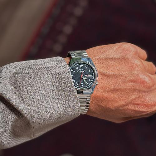 ساعة وست اند westend