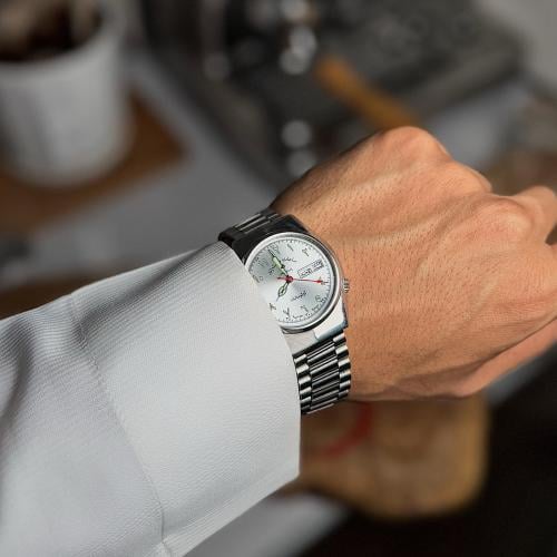 ساعة وست اند westend