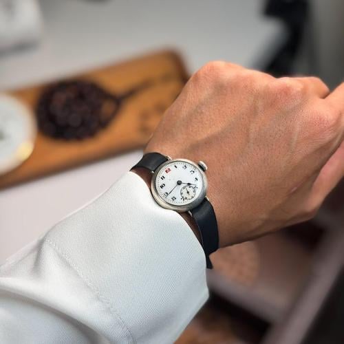 ساعة فضة سويسرية