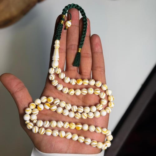 مسباح مستكة وميدالية شبيه للكهرمان