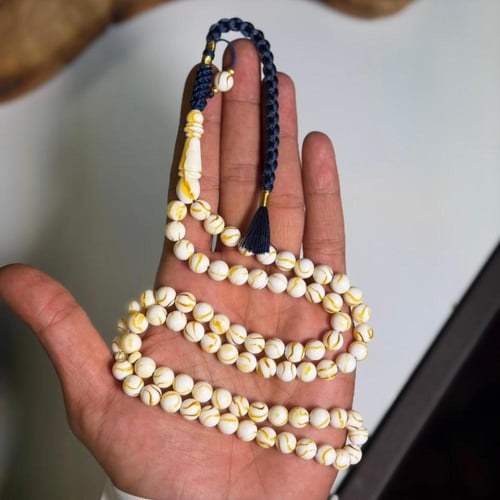 مسباح مستكة وميدالية شبيه للكهرمان