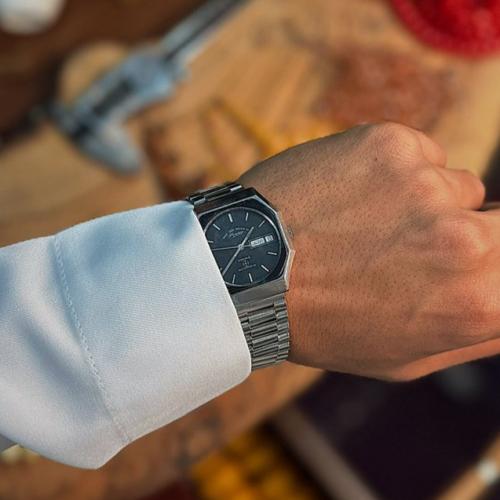 ساعة وست اند westend