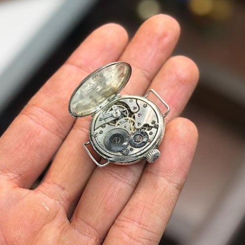 ساعة فضة سويسرية