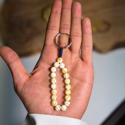 مسباح مستكة وميدالية شبيه للكهرمان