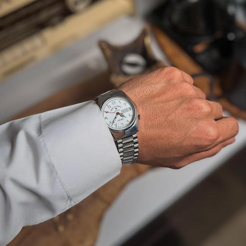 ساعة وست اند westend