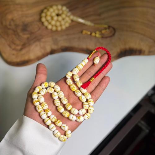 مسباح مستكة وميدالية شبيه للكهرمان